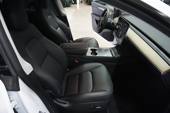 Tesla Model Y 21 of 30