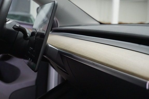 Tesla Model Y 28 of 30