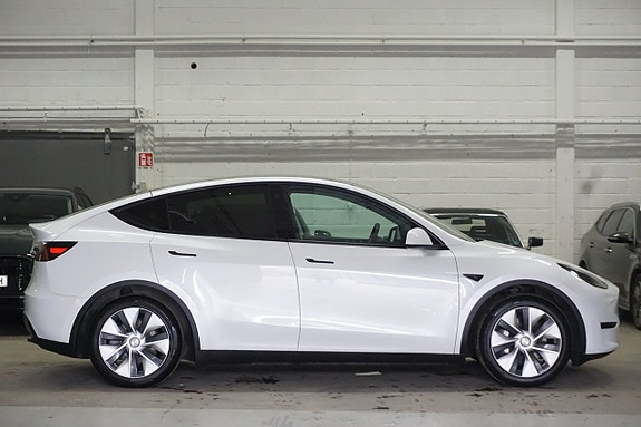 Tesla Model Y 7 of 30
