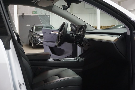 Tesla Model Y 27 of 30