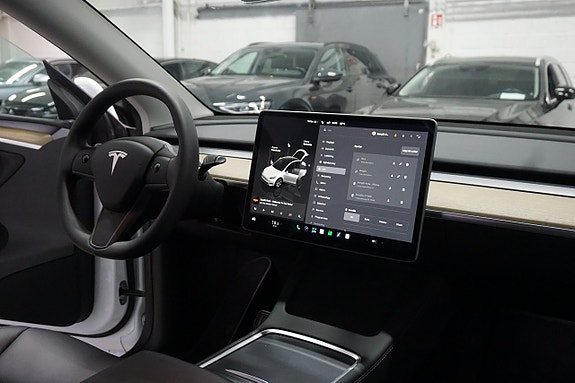 Tesla Model Y 26 of 30