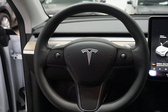 Tesla Model Y 14 of 30