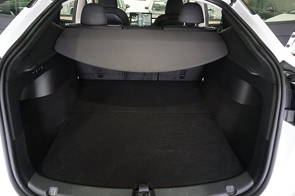 Tesla Model Y 24 of 30