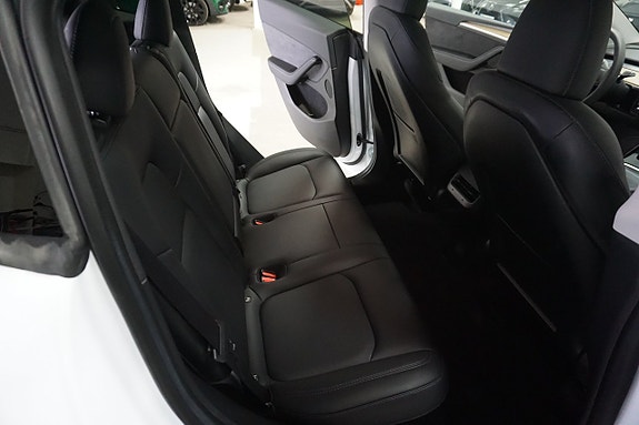 Tesla Model Y 23 of 30