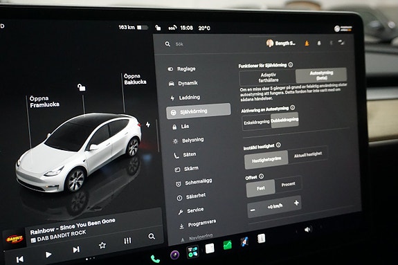 Tesla Model Y 16 of 30