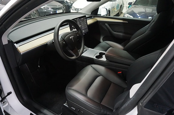 Tesla Model Y 12 of 30