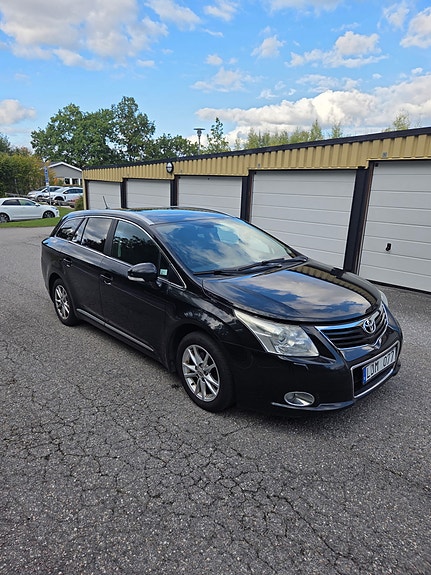Toyota Avensis 2 of 2