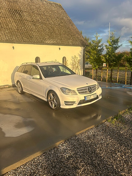 Mercedes-Benz C220 3 of 4