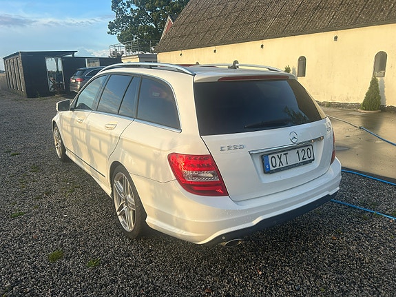 Mercedes-Benz C220 2 of 4