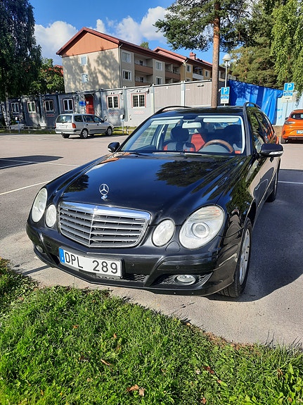 Mercedes-Benz E220 3 of 4
