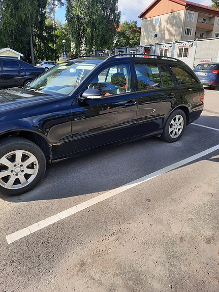 Mercedes-Benz E220 4 of 4