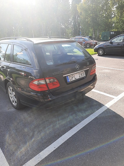 Mercedes-Benz E220 2 of 4