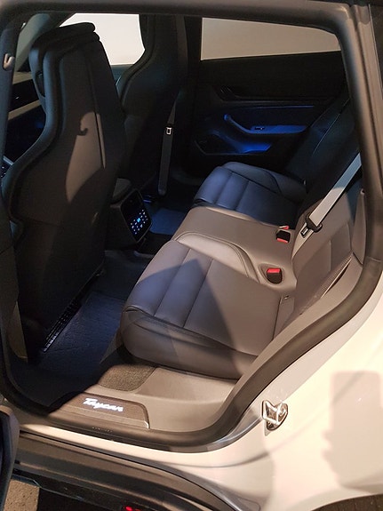 Porsche Taycan Cross Turismo 11 of 11