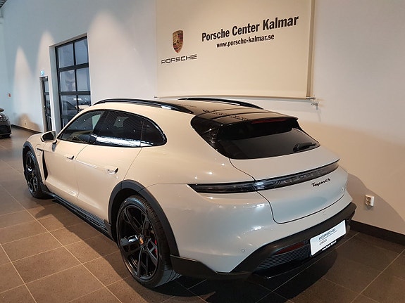 Porsche Taycan Cross Turismo 4 of 11