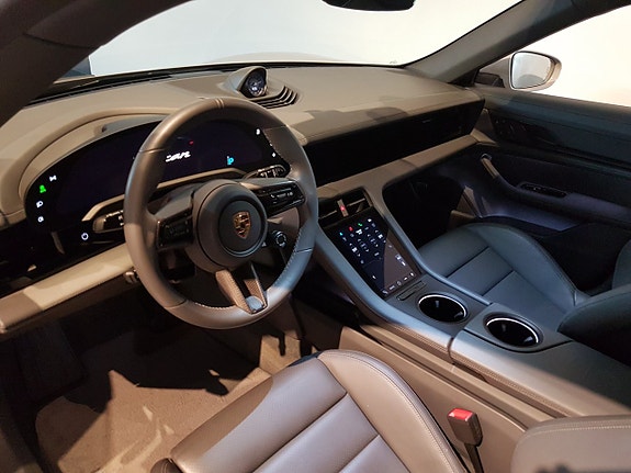 Porsche Taycan Cross Turismo 8 of 11