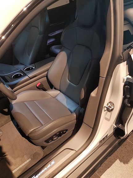 Porsche Taycan Cross Turismo 9 of 11
