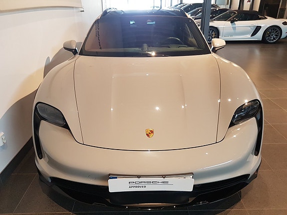 Porsche Taycan Cross Turismo 3 of 11