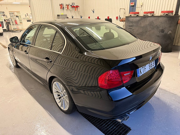 BMW 325i 3 of 6