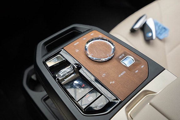BMW iX 21 of 27