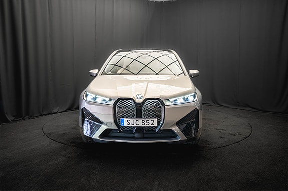 BMW iX 4 of 27