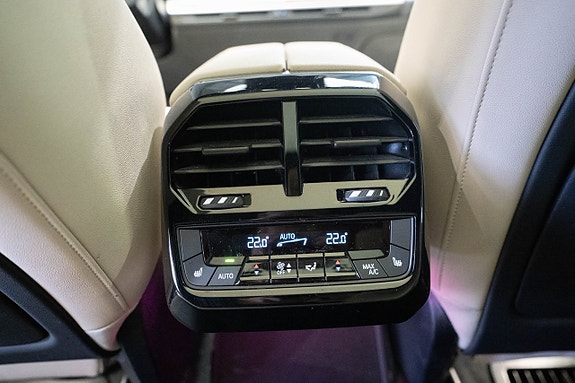 BMW iX 20 of 27