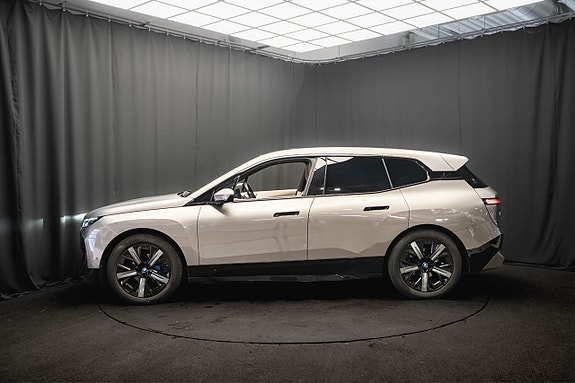 BMW iX 10 of 27