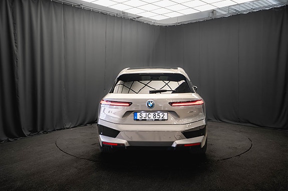 BMW iX 8 of 27