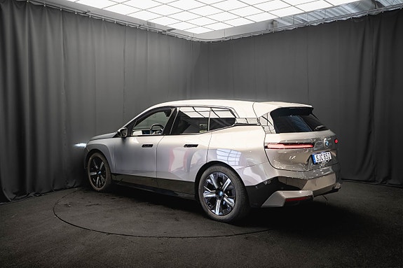 BMW iX 9 of 27