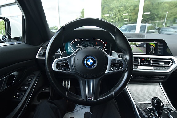 BMW 330e 11 of 25