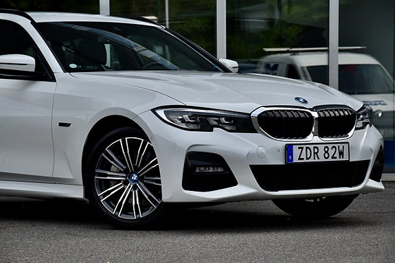 BMW 330e 3 of 25