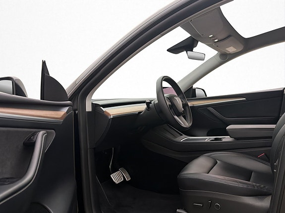 Tesla Model Y 13 of 30