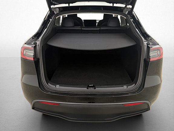Tesla Model Y 10 of 30