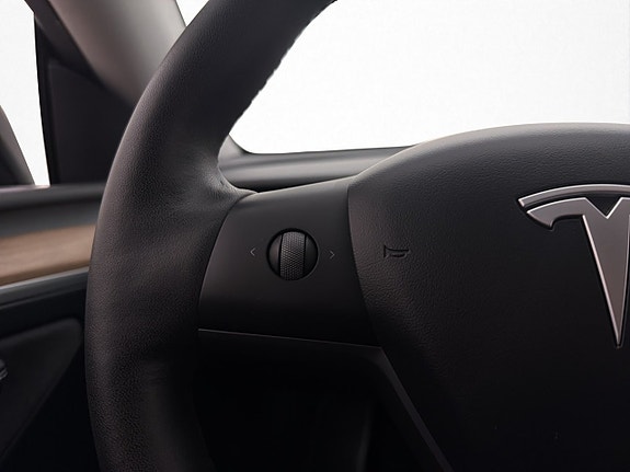 Tesla Model Y 18 of 30
