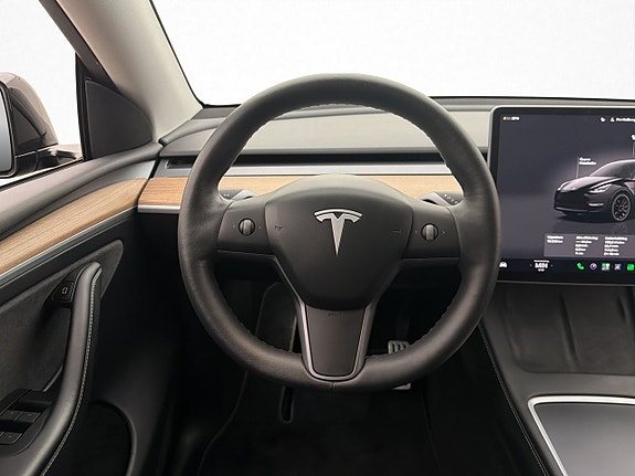 Tesla Model Y 16 of 30