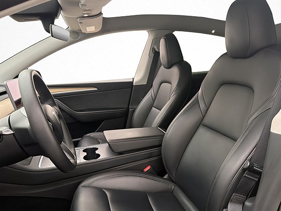 Tesla Model Y 14 of 30