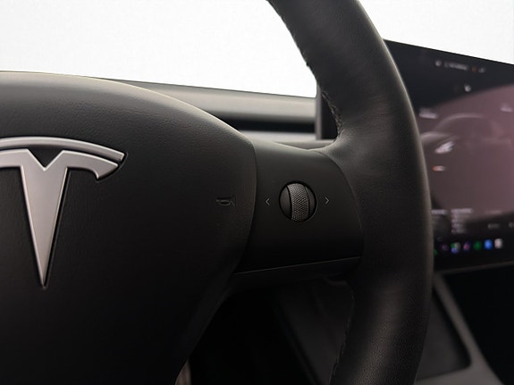 Tesla Model Y 19 of 30