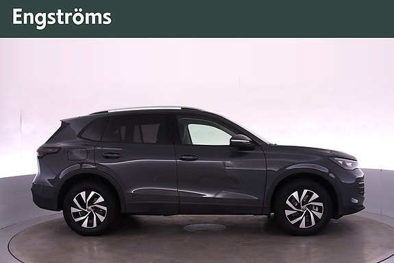 Volkswagen Tiguan 2 of 24