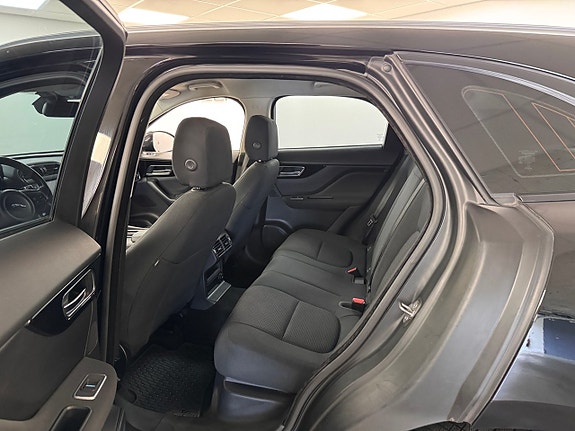 Jaguar F-PACE 13 of 15