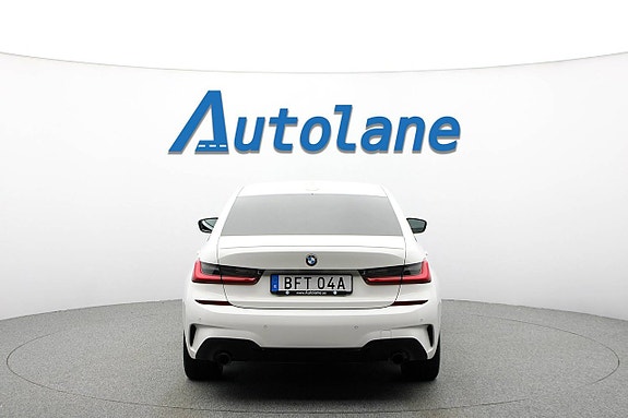 BMW 320i 7 of 29