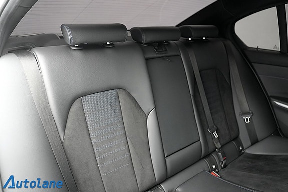 BMW 320i 26 of 29