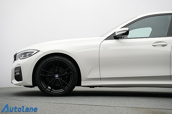 BMW 320i 13 of 29