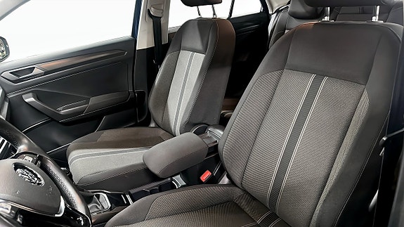Volkswagen T-Roc 8 of 12