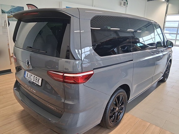Volkswagen Multivan 3 of 9