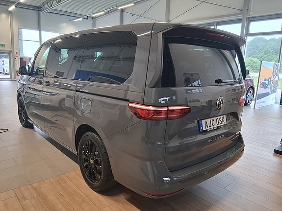 Volkswagen Multivan 4 of 9