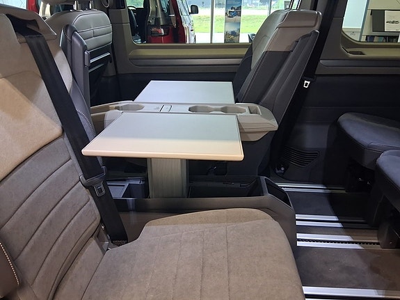 Volkswagen Multivan 8 of 9