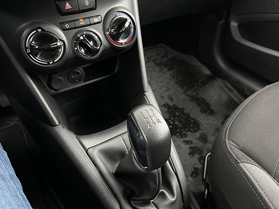 Peugeot 208 19 of 25