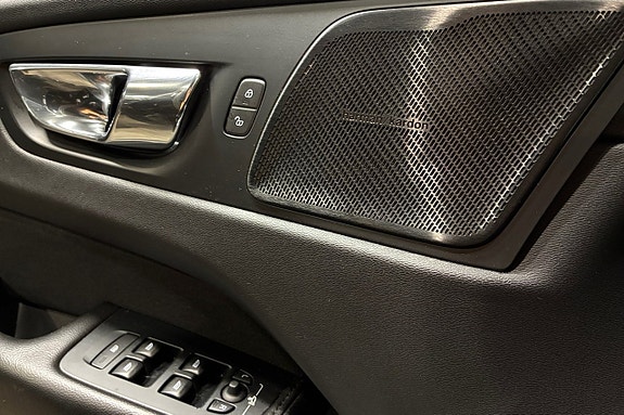 Volvo XC60 14 of 19