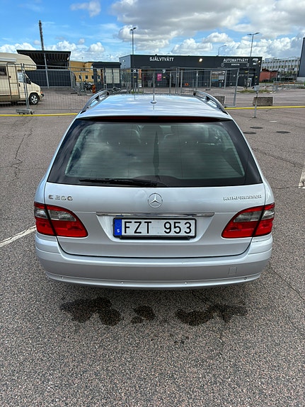 Mercedes-Benz E200 4 of 9