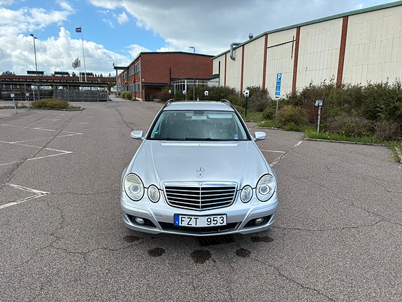 Mercedes-Benz E200 3 of 9