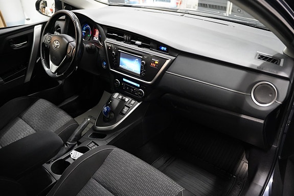 Toyota Auris 7 of 18